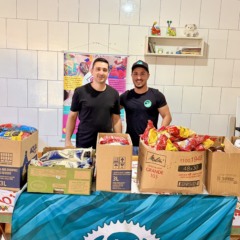 À direita, o presidente do Pedal Trilheiro, Marlon Schuch, entrega os donativos à instituição (Foto: Divulgação)