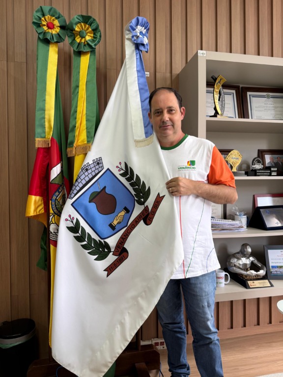 Jarbas da Rosa com a bandeira de Venâncio