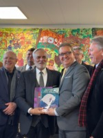 Embaixador do Brasil na Suíça,Tovar da Silva Nunes, recebeu publicações da Folha do Mate das mãos do secretário de Agricultura do RS, Edvilson Brumm (Foto: Letícia Wacholz/Folha do Mate)