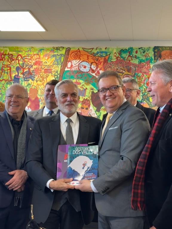 Embaixador do Brasil na Suíça,Tovar da Silva Nunes, recebeu publicações da Folha do Mate das mãos do secretário de Agricultura do RS, Edvilson Brumm (Foto: Letícia Wacholz/Folha do Mate)