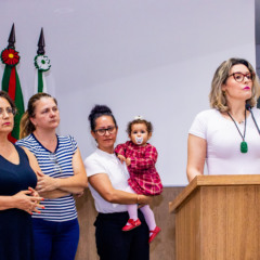 Terapeutas Elaine Heissler, Eliana Jantsh, Claudete da Luz (com a filha Luiza no colo) e Edna Perosso Luviza, na tribuna do Legislativo (Foto: Willian de Oliveira/Divulgação)