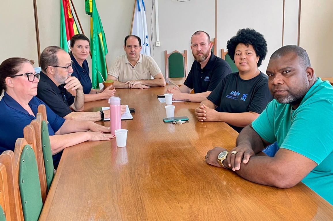 Reunião ocorreu na manhã de quarta-feira, na Prefeitura de Venâncio
(Foto: Divulgação/Prefeitura) Reunião ocorreu na manhã de quarta-feira, na Prefeitura de Venâncio
(Foto: Divulgação/Prefeitura)