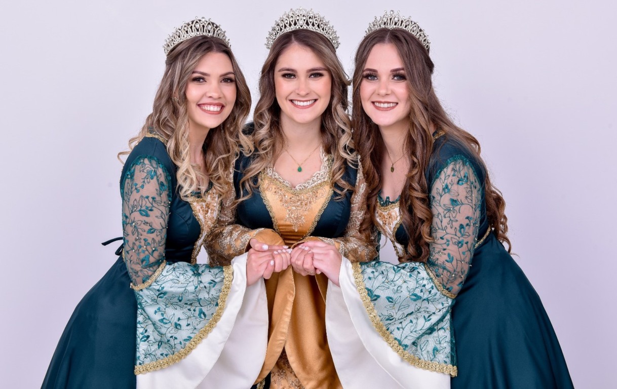 Soberanas, rainha Édina Henrichsen (centro) e as princesas Michele Bohrz e Jaqueline Fischer
