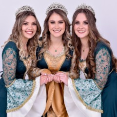 Soberanas, rainha Édina Henrichsen (centro) e as princesas Michele Bohrz e Jaqueline Fischer