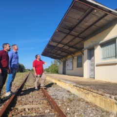 Prefeito de General Câmara recebeu Froemming em frente a estação Argemiro Dornelles (Foto: Claudio Froemming)
