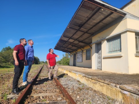 Prefeito de General Câmara recebeu Froemming em frente a estação Argemiro Dornelles (Foto: Claudio Froemming)