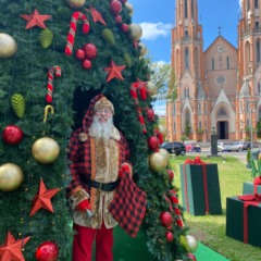 Papai Noel vai receber a comunidade na casinha, na Praça Matriz (Foto: Arquivo FM/ Júlia Brandenburg)