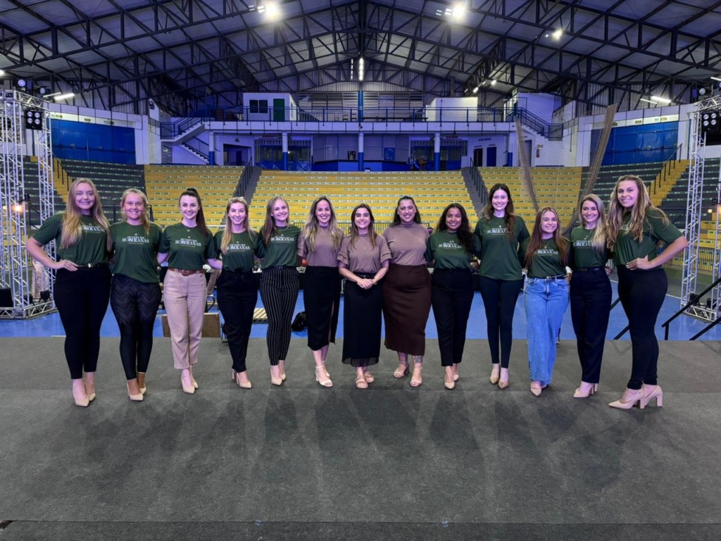 Ontem à noite, as dez candidatas e o atual trio de soberanas participaram do último ensaio (Foto: Renan Zarth/Terra FM) Ontem à noite, as dez candidatas e o atual trio de soberanas participaram do último ensaio (Foto: Renan Zarth/Terra FM)