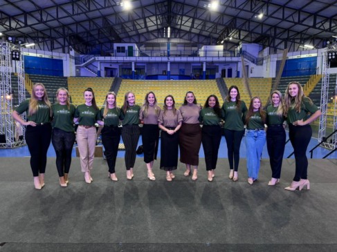 Ontem à noite, as dez candidatas e o atual trio de soberanas participaram do último ensaio (Foto: Renan Zarth/Terra FM)