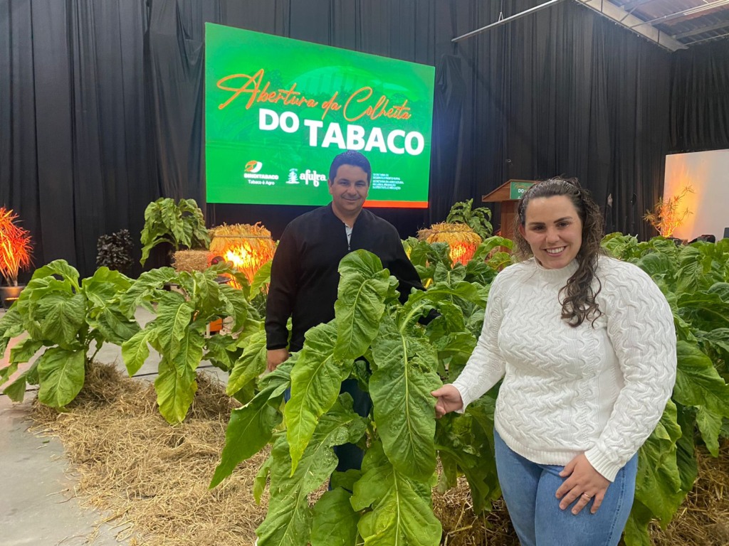 Anderson Rafael da Silva Barros e Débora Roberta Wink Barros tiveram o tabaco produzido em evidência no evento (Foto: Júlia Brandenburg/Folha do Mate) Anderson Rafael da Silva Barros e Débora Roberta Wink Barros tiveram o tabaco produzido em evidência no evento (Foto: Júlia Brandenburg/Folha do Mate)