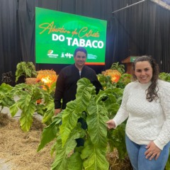 Anderson Rafael da Silva Barros e Débora Roberta Wink Barros tiveram o tabaco produzido em evidência no evento (Foto: Júlia Brandenburg/Folha do Mate)