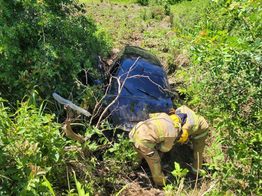 Mulher ficou presa nas ferragens (Foto: Felipe Rosa/Terra FM)