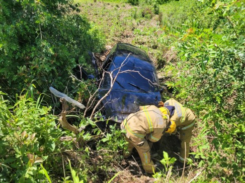 Mulher ficou presa nas ferragens (Foto: Felipe Rosa/Terra FM)