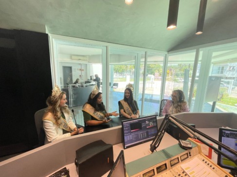 Na manhã desta segunda-feira, 10, elas estiveram visitando a rádio Terra FM (Foto: Júlia Brandenburg/Folha do Mate)