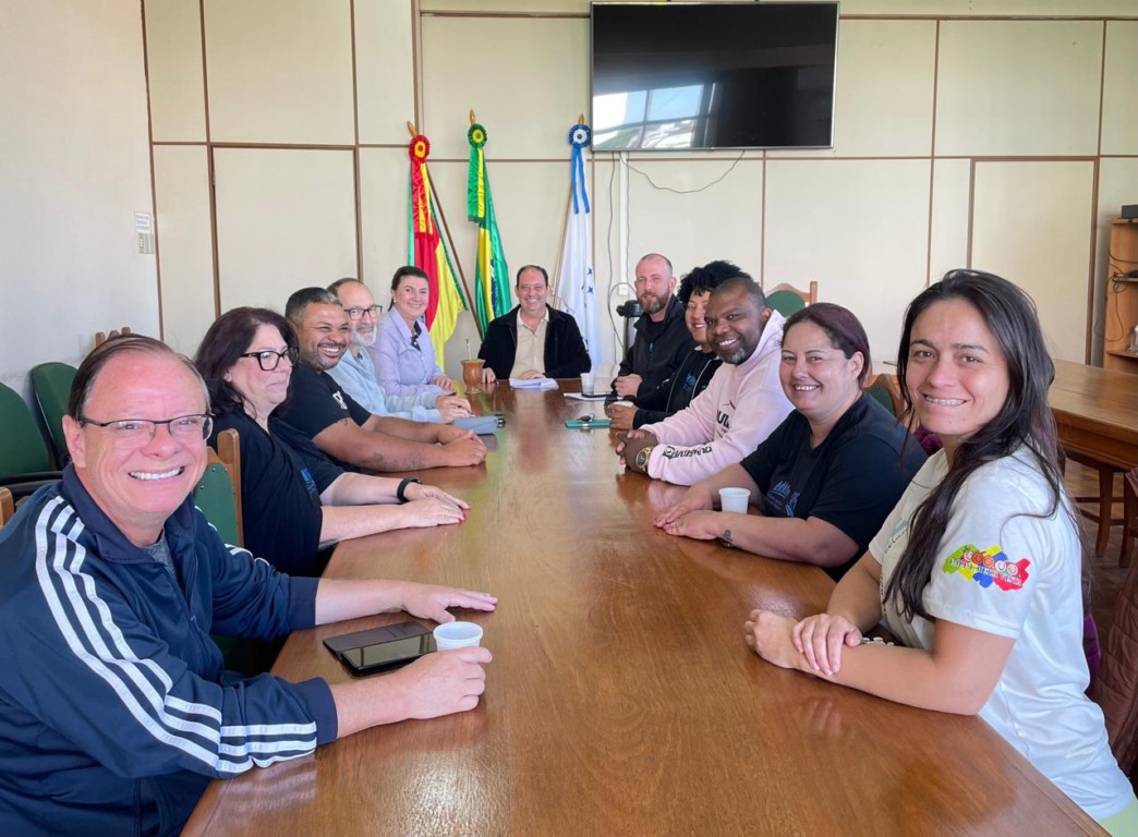 Servidores se reuniram com o prefeito nesta segunda (Foto: Divulgação/Prefeitura)