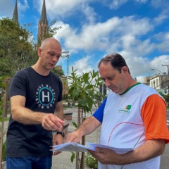 Secretário Gustavo Von Helden e prefeito Jarbas da Rosa analisam locais dos plantios (Foto: AI Prefeitura)