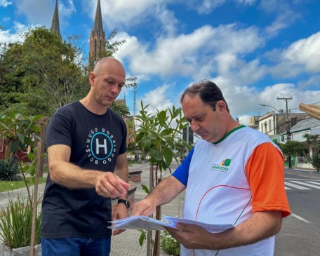 Secretário Gustavo Von Helden e prefeito Jarbas da Rosa analisam locais dos plantios (Foto: AI Prefeitura)