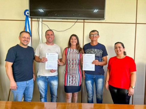 Entrega foi feita pela prefeita em exercício Izaura Landim (Foto: AI Prefeitura)
