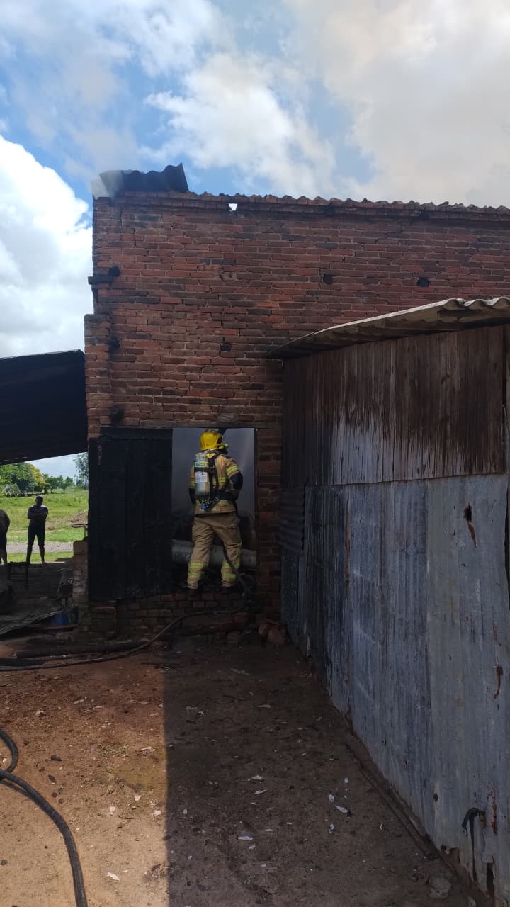 Em Linha Bem Feita, a guarnição encontrou a estufa do tipo convencional já com o telhado desabado e tomada pelas chamas (Foto: Divulgação/Assessoria do Corpo de Bombeiros)
