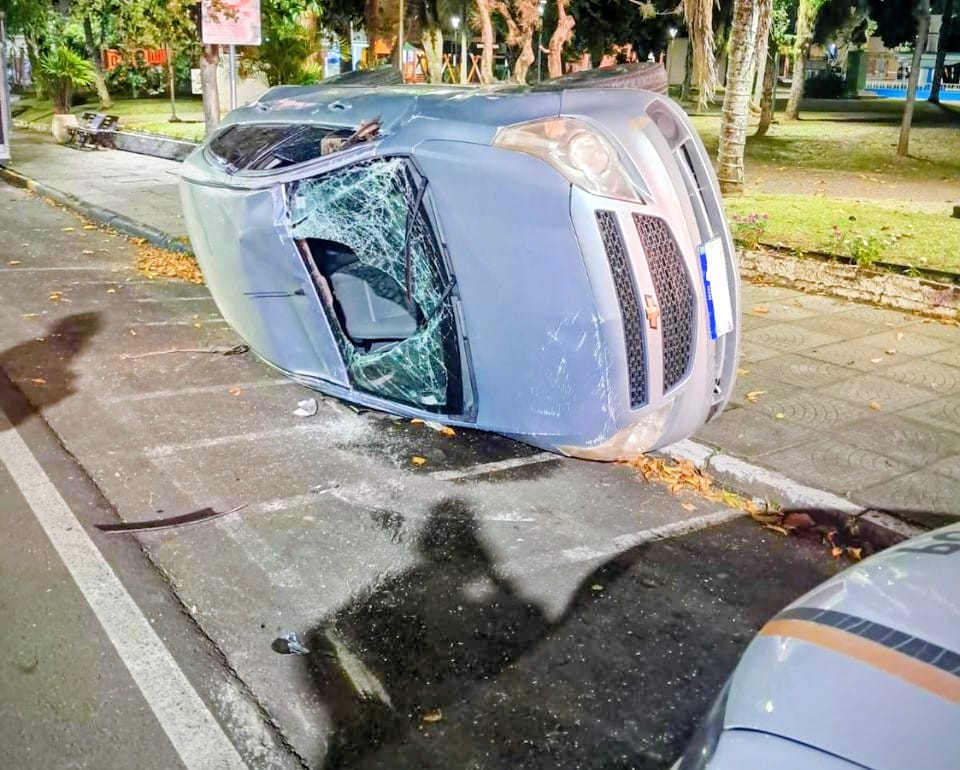 De acordo com a Brigada Militar, o condutor do Agile apresentava sinais visíveis de embriaguez, além de haver latas de cerveja dentro do veículo (Foto: Divulgação/Brigada Militar) De acordo com a Brigada Militar, o condutor do Agile apresentava sinais visíveis de embriaguez, além de haver latas de cerveja dentro do veículo (Foto: Divulgação/Brigada Militar)