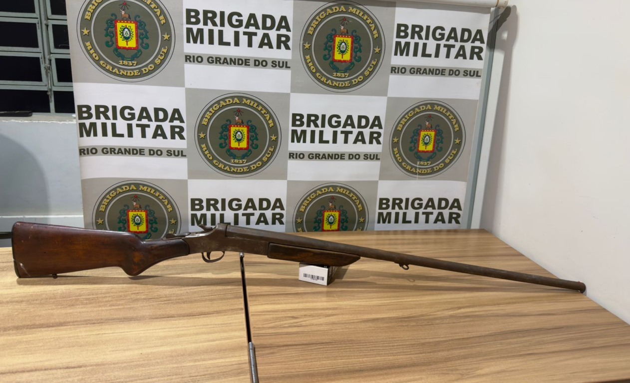 Durante as buscas, os policiais localizaram uma arma calibre .32 com a numeração suprimida (Foto: Divulgação/BM) Durante as buscas, os policiais localizaram uma arma calibre .32 com a numeração suprimida (Foto: Divulgação/BM)