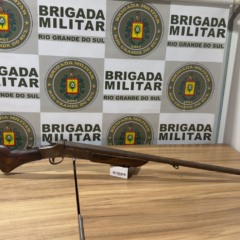Durante as buscas, os policiais localizaram uma arma calibre .32 com a numeração suprimida (Foto: Divulgação/BM)
