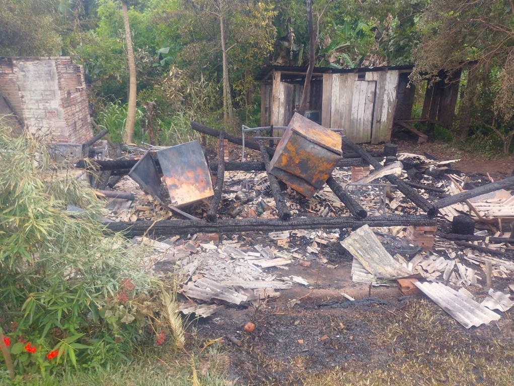 Incêndio destruiu residência em Linha Tangerinas (Foto: Arquivo Pessoal)