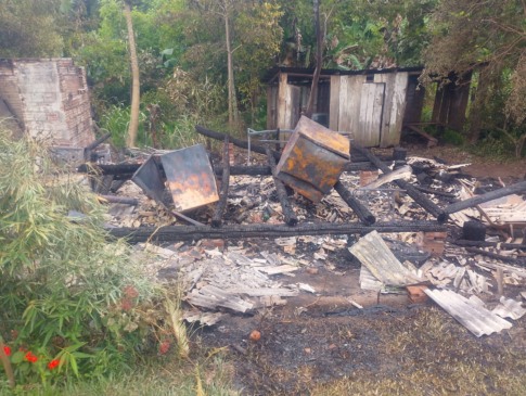 Incêndio destruiu residência em Linha Tangerinas (Foto: Arquivo Pessoal)