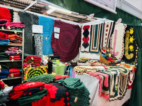 Artesanato estava no ginásio de exposições do parque (Foto: Divulgação)