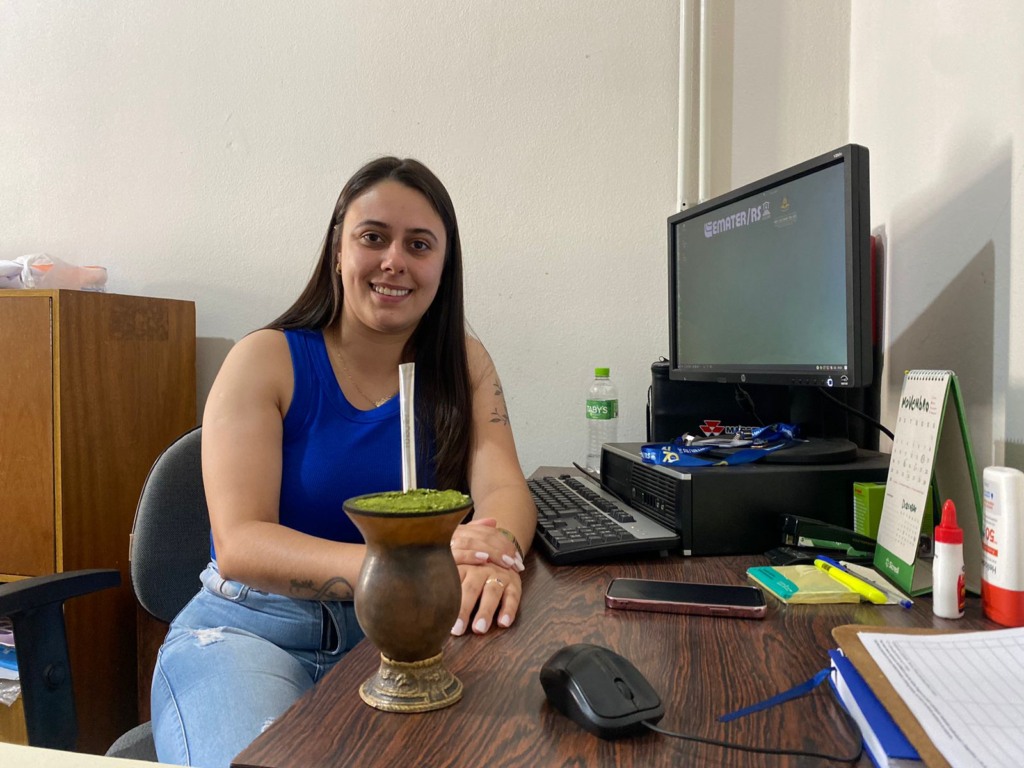 Bruna iniciou uma nova trajetória profissional, agora na Emater em Venâncio Aires (Foto: Júlia Brandenburg/Folha do Mate) Bruna iniciou uma nova trajetória profissional, agora na Emater em Venâncio Aires (Foto: Júlia Brandenburg/Folha do Mate)