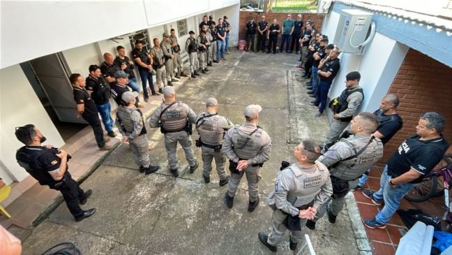 30 policiais civis e militares participam da ação (Foto: Alvaro Pegoraro/Folha do Mate)