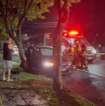 Bombeiros retiraram a vítima das ferragens e os socorristas do Samu a encaminharam para atendimento médico (Foto: Reprodução/FM)