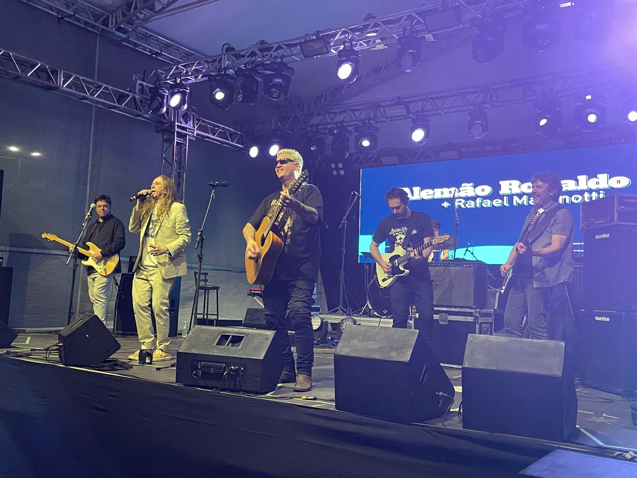 Alemão Ronaldo e Rafael Malenotti colocaram o público para cantar e dançar