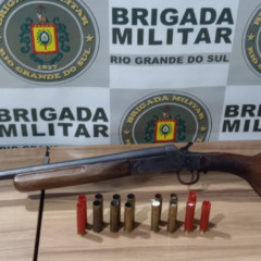 Espingarda e munições foram apreendidas em um bar, no interior do município (Foto: Brigada Mimlitar/Divulgação)