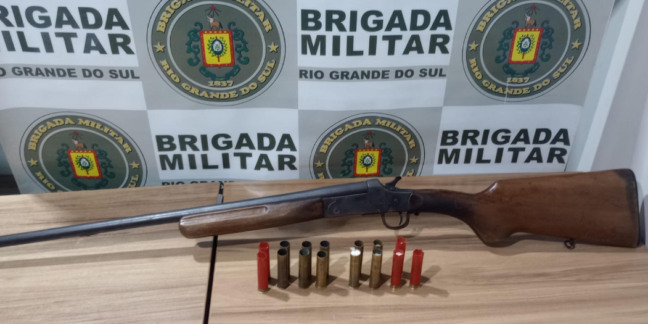 Espingarda e munições foram apreendidas em um bar, no interior do município (Foto: Brigada Mimlitar/Divulgação)