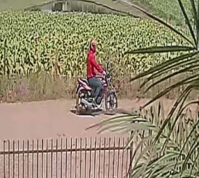 Imagem de uma câmera de segurança de um morador mostram a moto e o assaltante (Foto: Reprodução/FM)