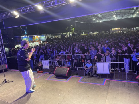 Na edição de 2024, grande público assistiu o humorista Teteu Severo (Foto: Arquivo FM)