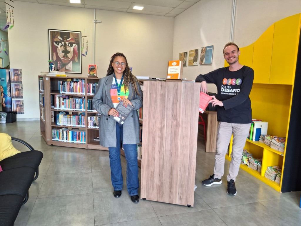 Andréia Pinheiro e Vitor Augusto Vogt destacam que a biblioteca possui acervo diversificado e está em constante renovação (Foto: Alan Faleiro) Andréia Pinheiro e Vitor Augusto Vogt destacam que a biblioteca possui acervo diversificado e está em constante renovação (Foto: Alan Faleiro)