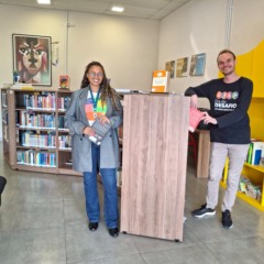 Andréia Pinheiro e Vitor Augusto Vogt destacam que a biblioteca possui acervo diversificado e está em constante renovação (Foto: Alan Faleiro)