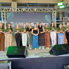 Dez candidatas buscam entrar para o trio que vai substituir a rainha Marina e as princesas Larissa e Ana Flávia (ao centro) (Foto: Júnior Posselt/Folha do Mate)