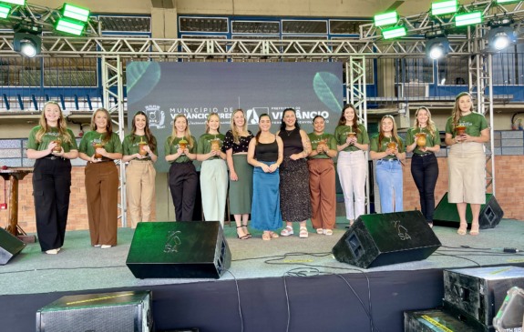 Dez candidatas buscam entrar para o trio que vai substituir a rainha Marina e as princesas Larissa e Ana Flávia (ao centro) (Foto: Júnior Posselt/Folha do Mate)