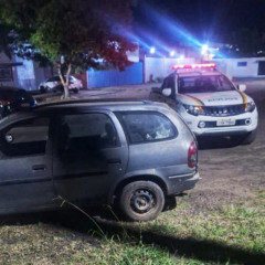 Corsa estava abandonado às margens da RSC-453, sem o pneu dianteiro e outros componentes (Foto: Brigada Militar/Divulgação)