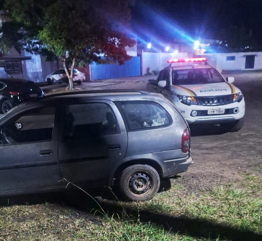 Corsa estava abandonado às margens da RSC-453, sem o pneu dianteiro e outros componentes (Foto: Brigada Militar/Divulgação)