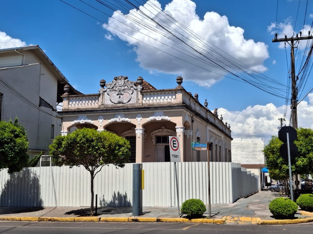 Os trabalhos começaram com a instalação do tapume de proteção na calçada, visando garantir segurança e organização no início da obra (Foto: Alan Faleiro)