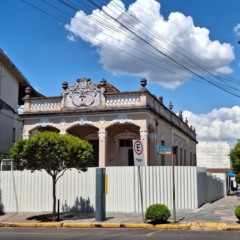 Os trabalhos começaram com a instalação do tapume de proteção na calçada, visando garantir segurança e organização no início da obra (Foto: Alan Faleiro)