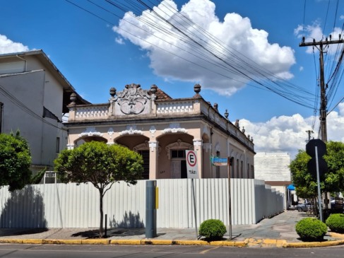 Os trabalhos começaram com a instalação do tapume de proteção na calçada, visando garantir segurança e organização no início da obra (Foto: Alan Faleiro)