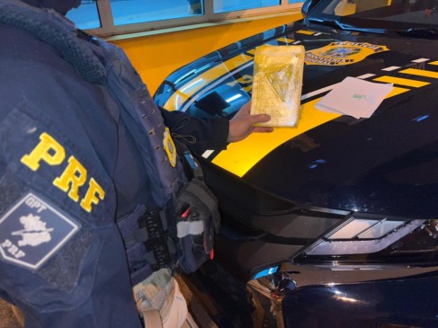 Droga estava disposta em um tijolo e escondida no teto da caminhonete (Foto: PRF/Divulgação)