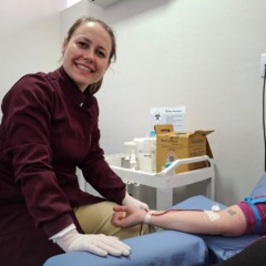 Enfermeira Daiana Keller explica que é importante estar bem alimentado e ter uma boa noite de sono para fazer a doação (Foto: Alan Faleiro)