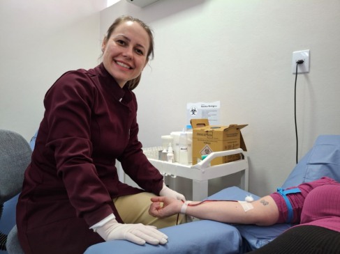 Enfermeira Daiana Keller explica que é importante estar bem alimentado e ter uma boa noite de sono para fazer a doação (Foto: Alan Faleiro)