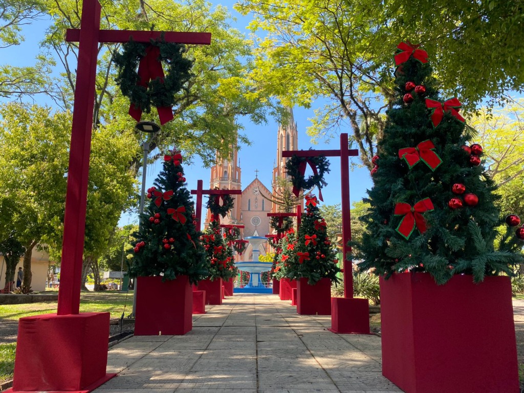 Árvores de Natal enfeitam o Centro em Venâncio Aires (Foto: Júlia Brandenburg/Folha do Mate)